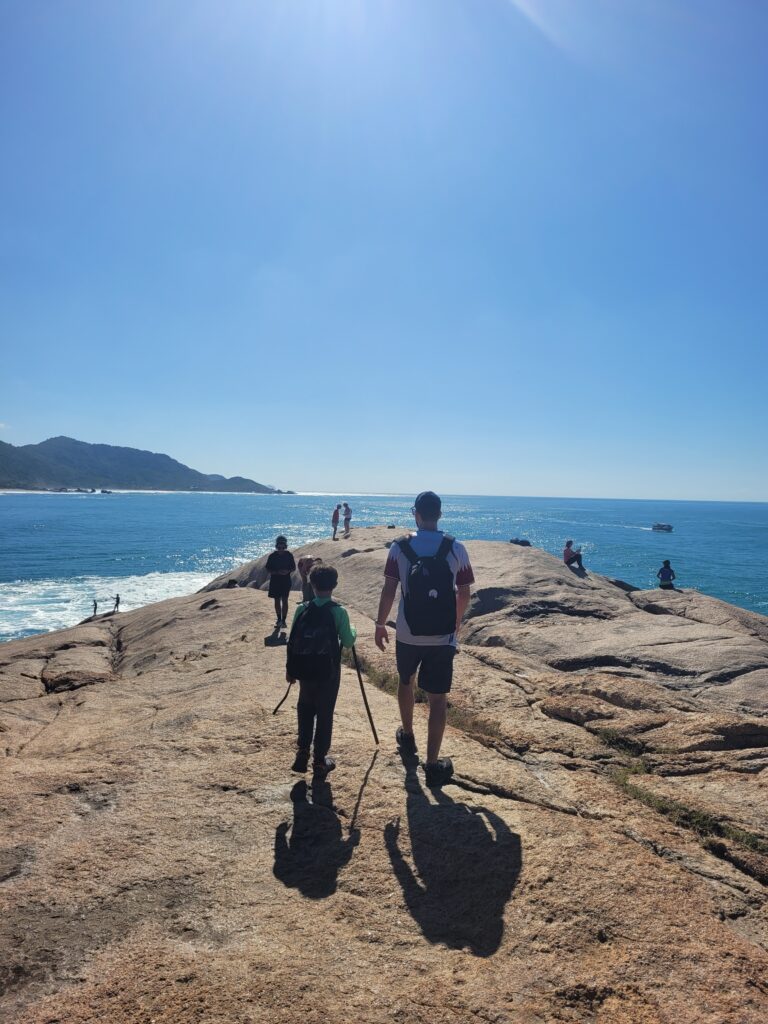 Caminhada em pedra na Praia do Gravatá em Florianópolis
