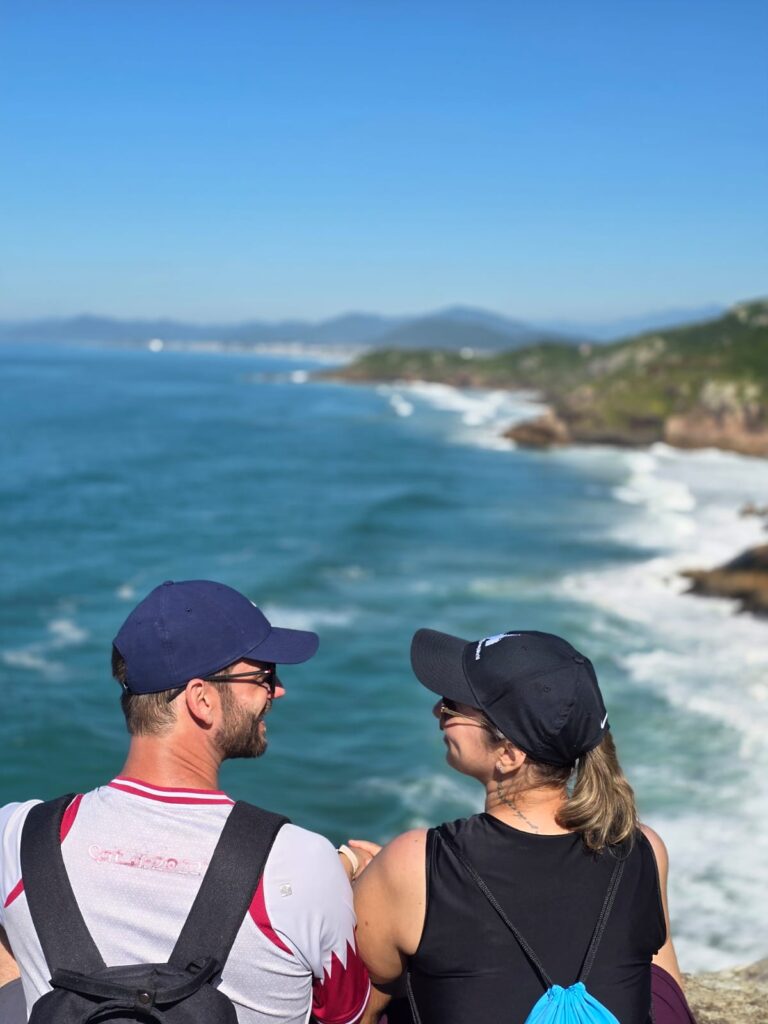 Vista no alto das pedras na praia do Gravatá em Florianópolis