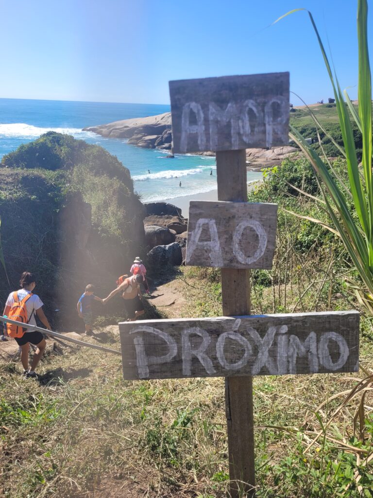 Final da trilha do Gravatá com a placa Amor ao Próximo