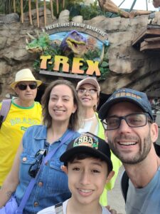 Família em frente ao restaurante T-Rex, em Disney Springs