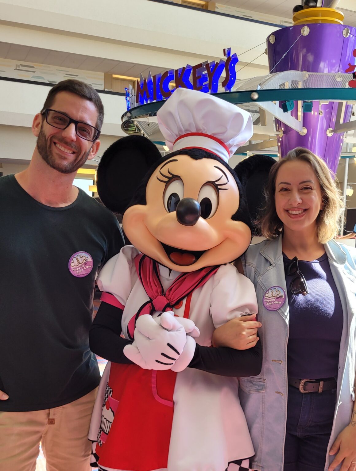 Casal com a Minnie no Restaurante Chef Mickey's