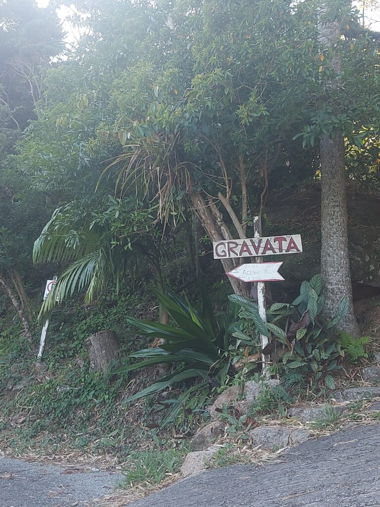 Placa indicando a trilha do Gravatá em Florianópolis