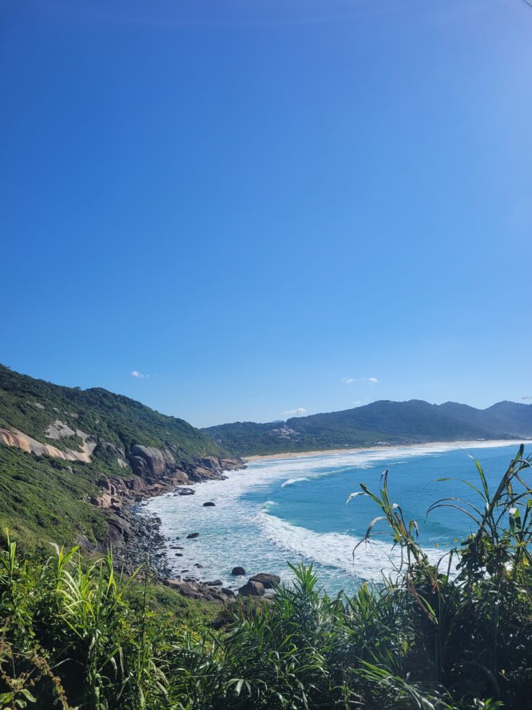 Vista da praia durante a trilha do Gravatá em Florianópolis