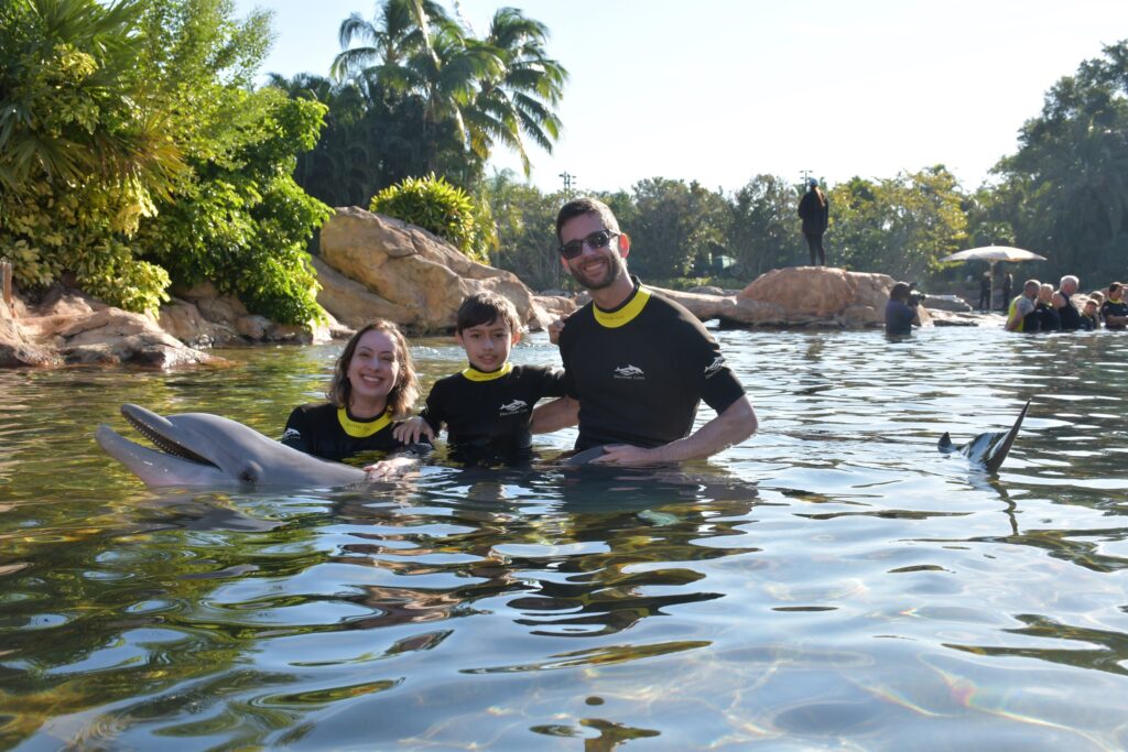Família com golfinho no Discovery Cove
