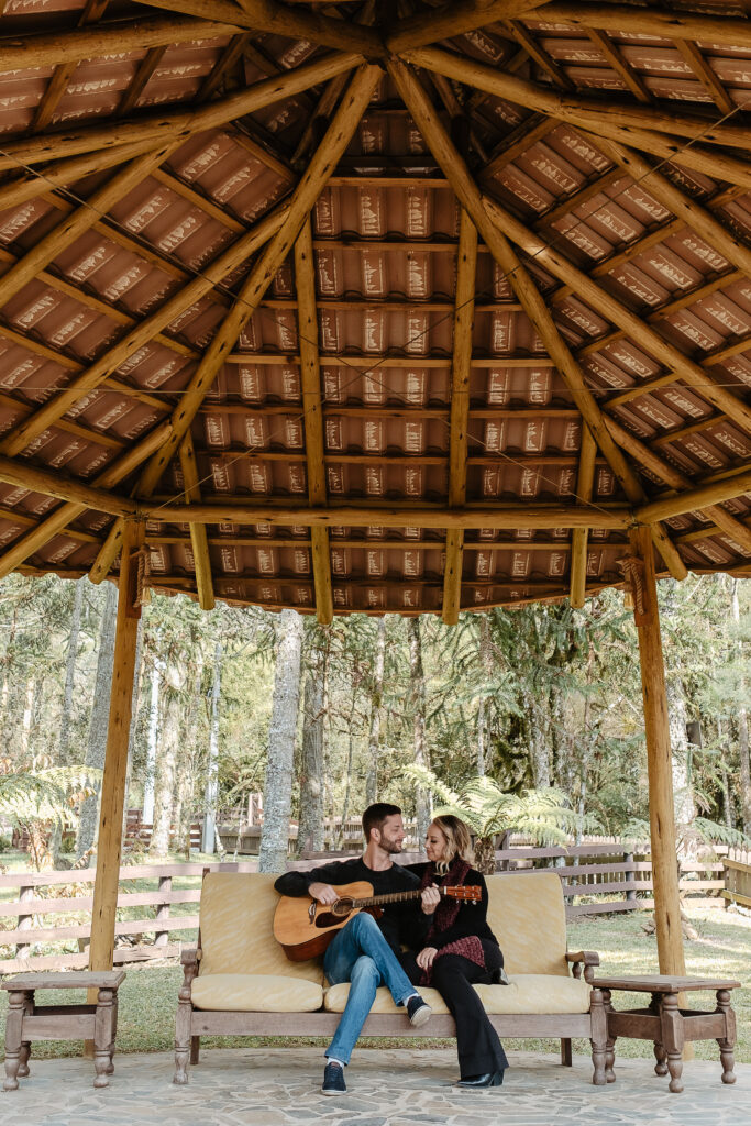 Casal tocando violão em Urubici