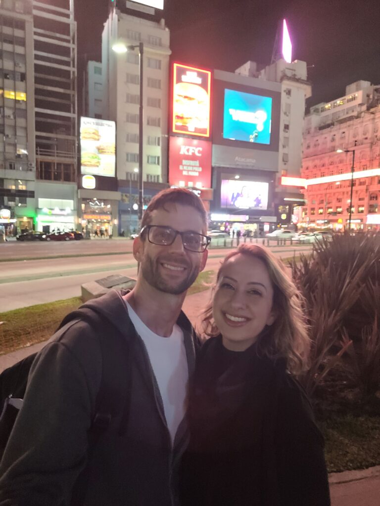 Telões na Avenida 9 de Julho em Buenos Aires