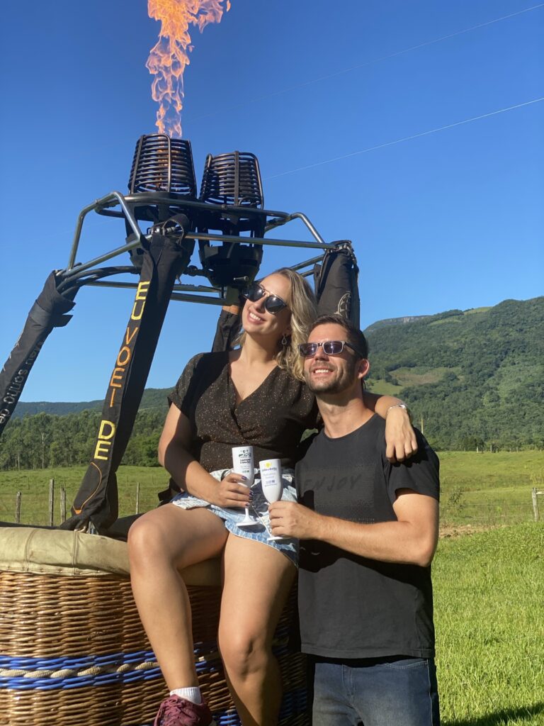 Casal com espumante em balão