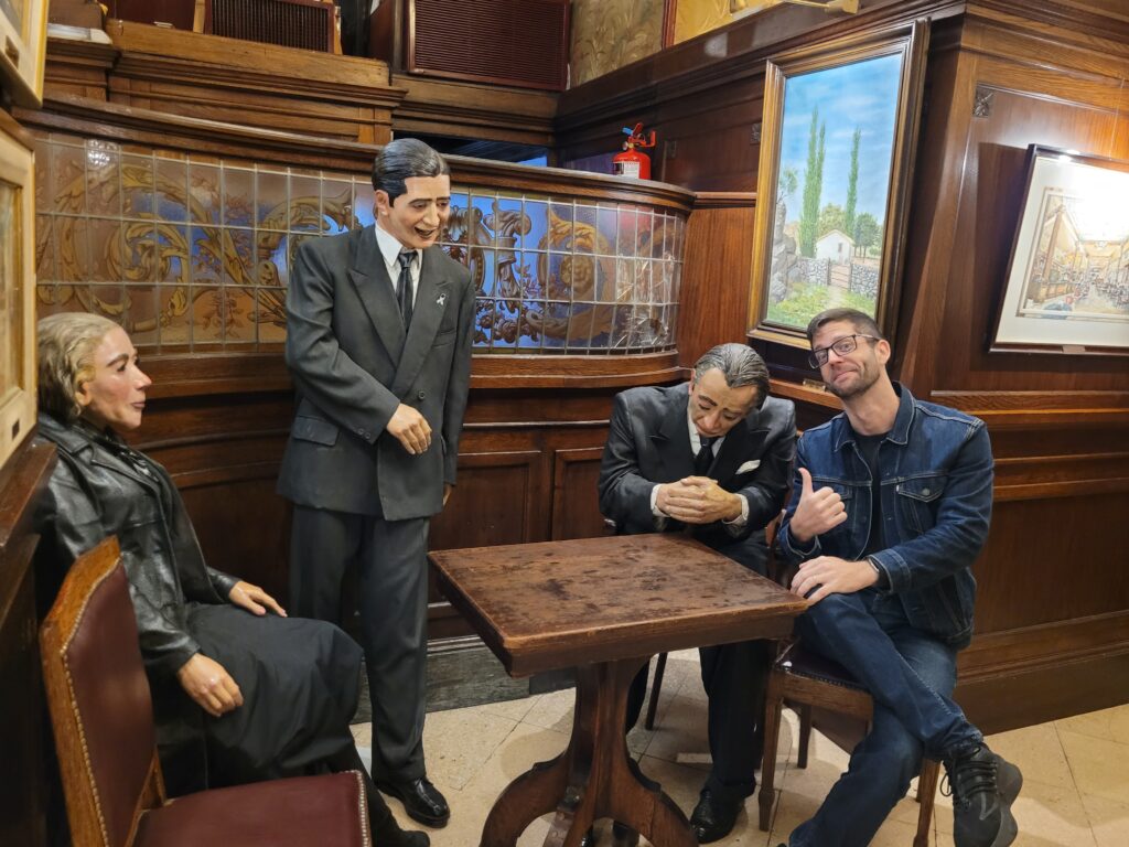 Estátuas no Café Tortoni em Buenos Aires