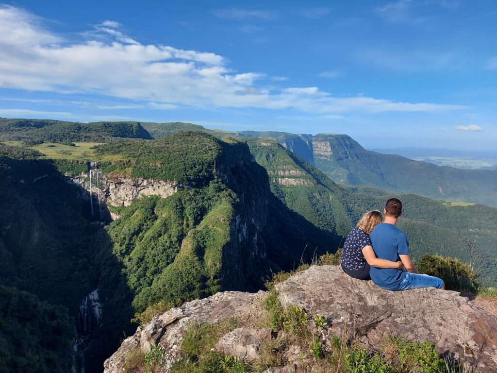 Casal contemplando Cânion em Praia Grande