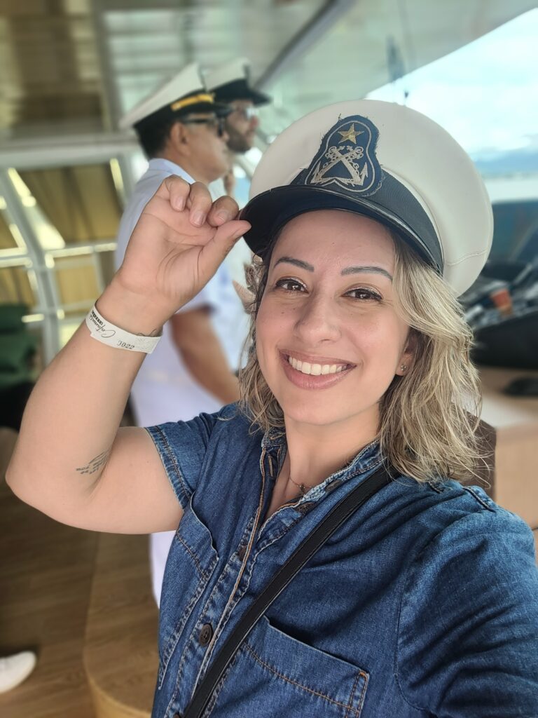 Mulher com quepe de capitã no catamarã de Florianópolis