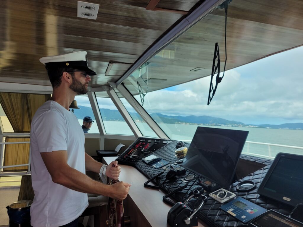 Homem vestido de capitão no catamarã em Florianópolis