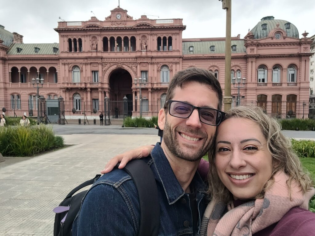 Casal em frente à Casa Rosada Buenos Aires