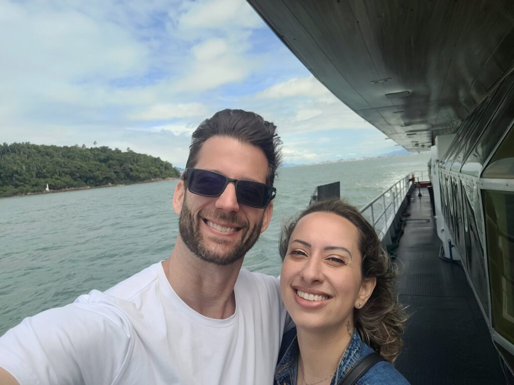 Casal em passeio de Catamarã em Florianópolis