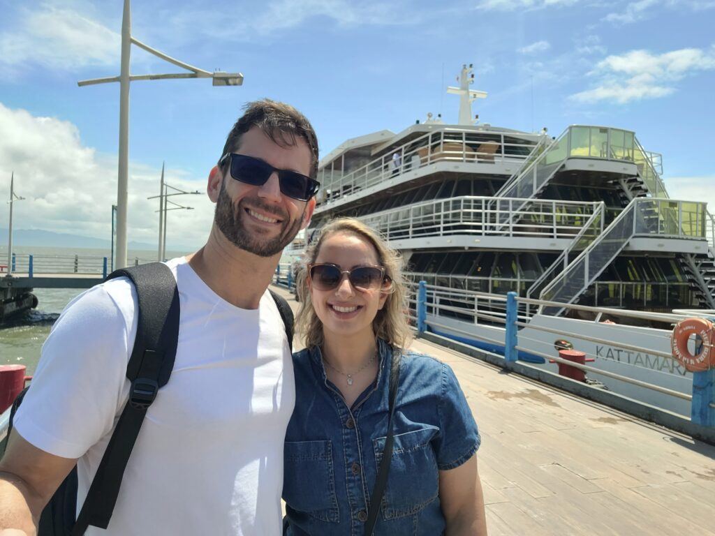 Casal em frente ao Catamarã em Florianópolis