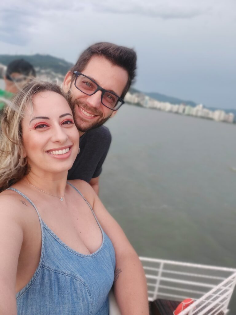 Casal no catamarã de Florianópolis