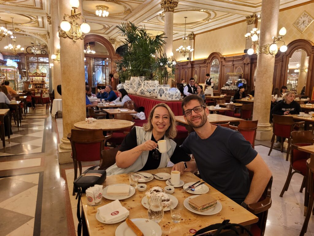 Casal na Confeitaria La Ideal Buenos Aires