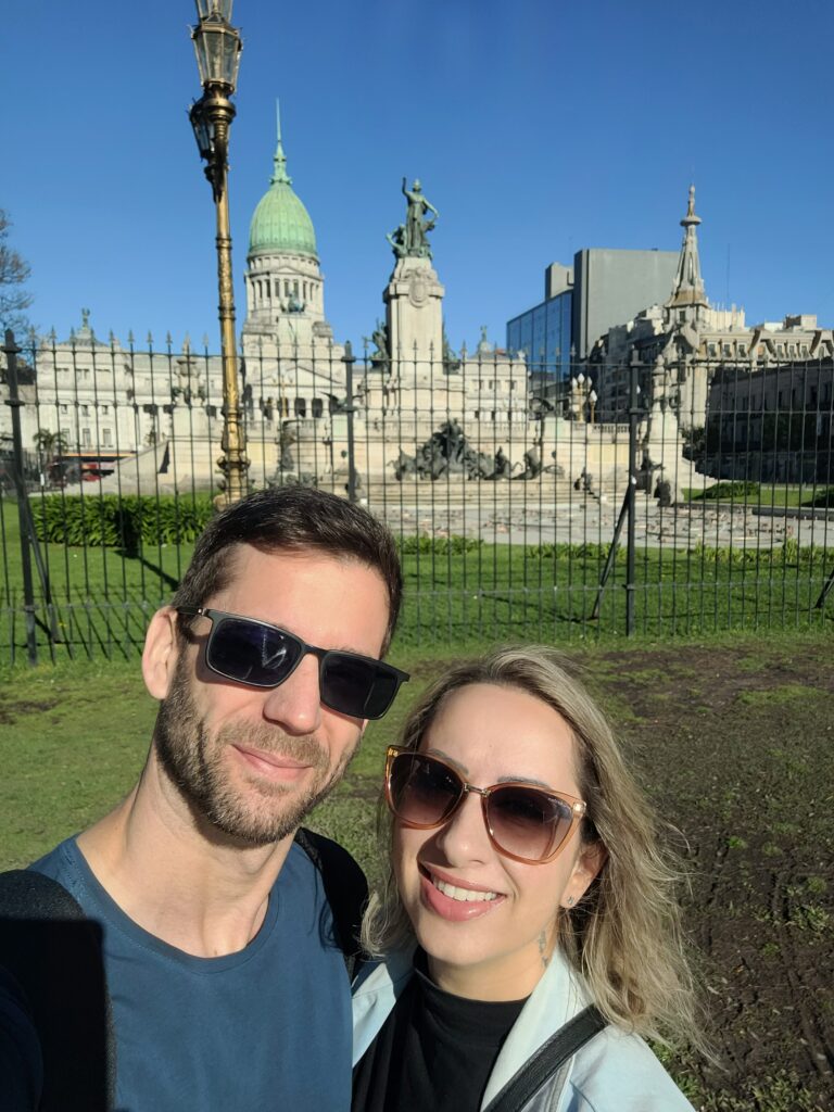 Casal em frente ao Congresso da Nação Argentina