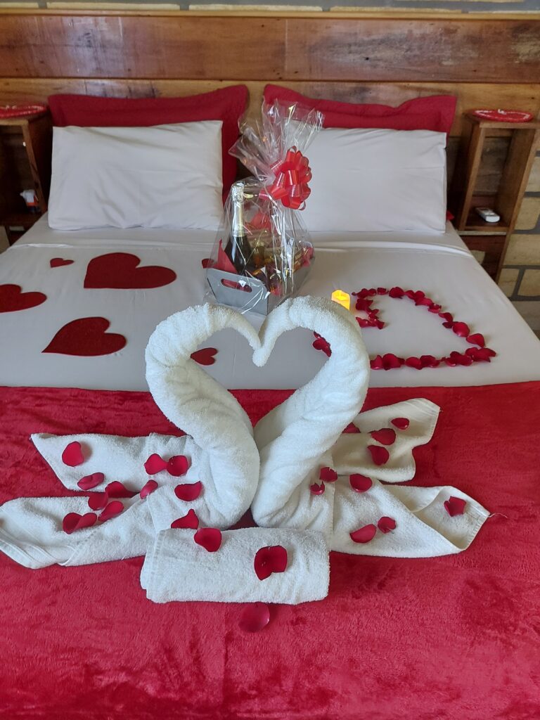 Decoração romântica em quarto de pousada