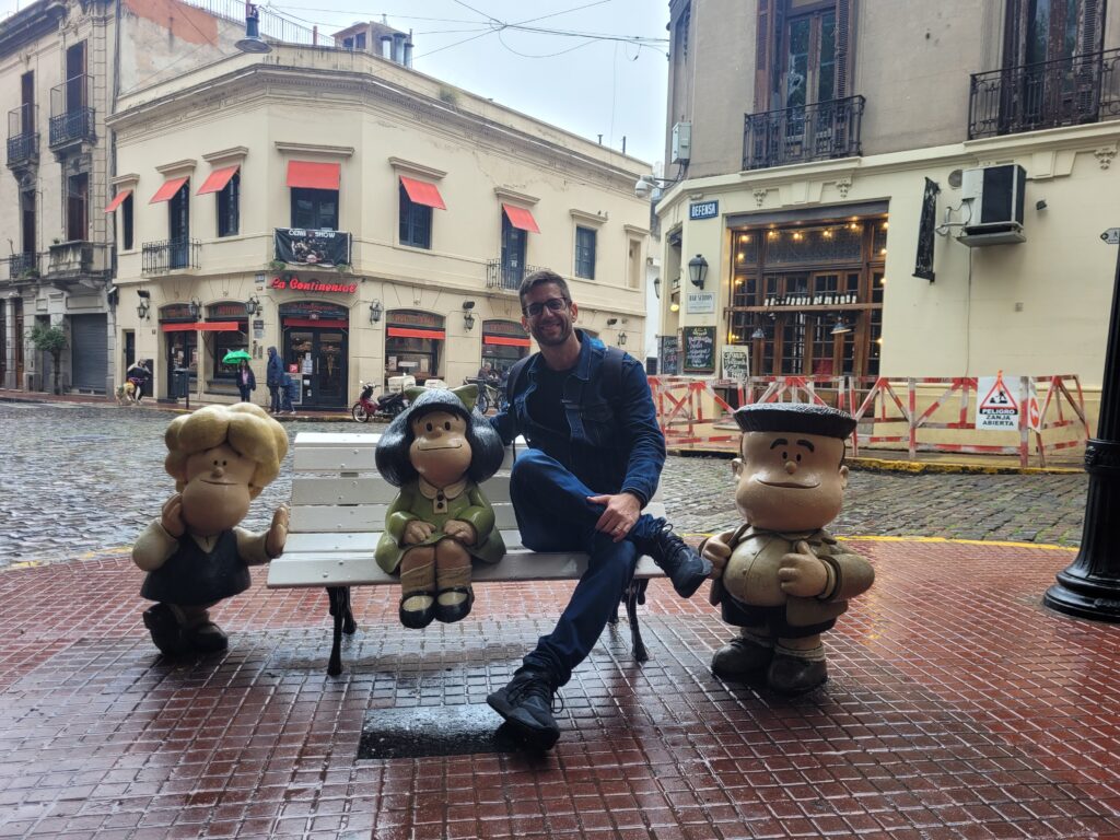Homem com estátua da Mafalda em Buenos Aires
