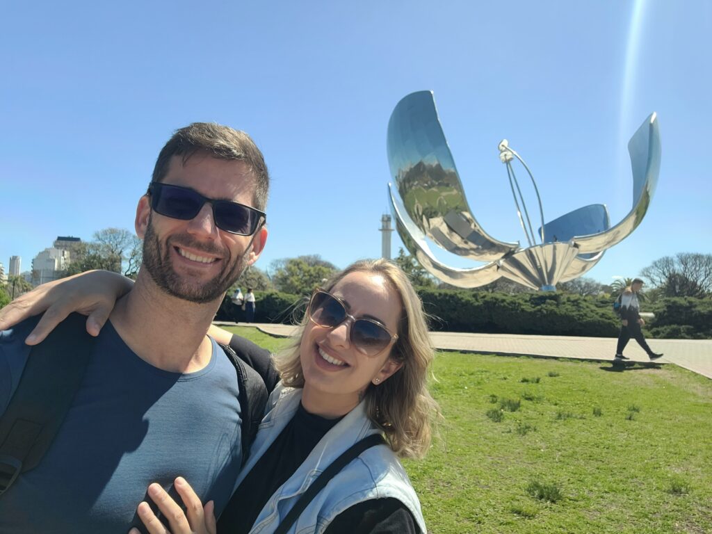 Casal com a Floralis Generica em Buenos Aires
