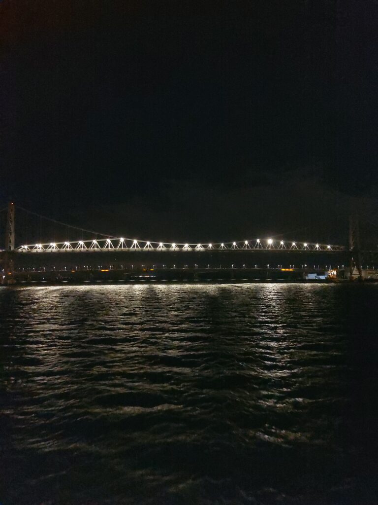 Ponte Hercílio luz à noite, vista do catamarã de Florianópolis
