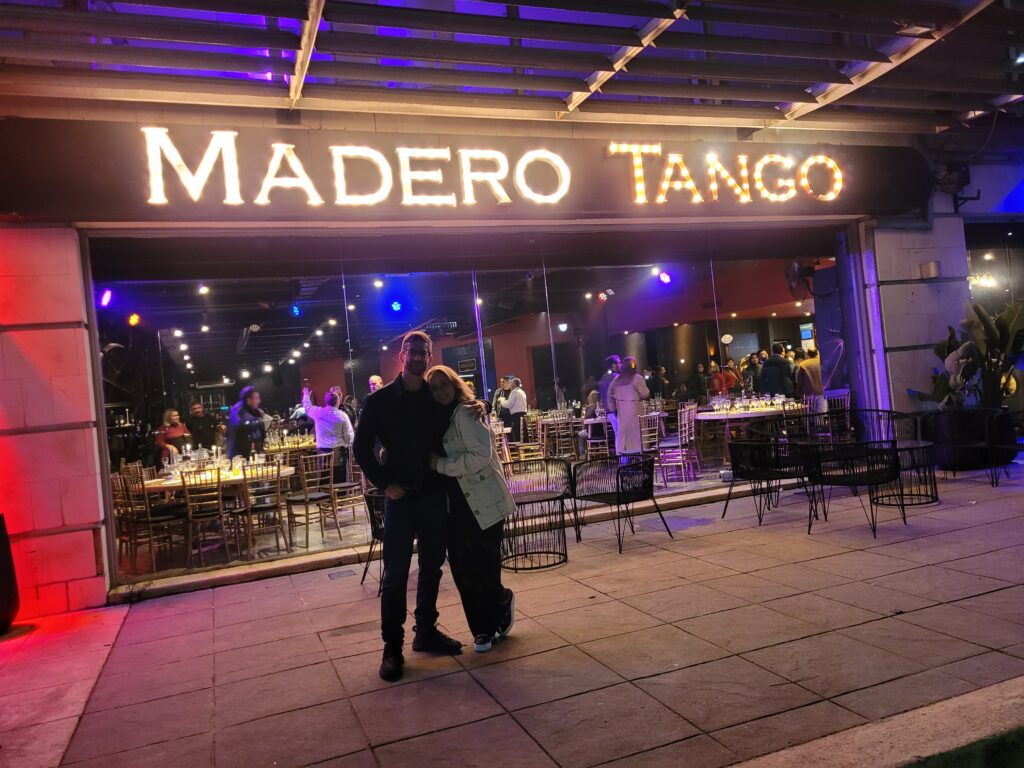 Casal em frente ao Madero Tango em Buenos Aires