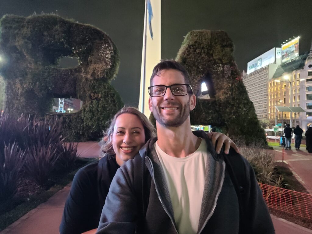 Casal no Obelisco em Buenos Aires