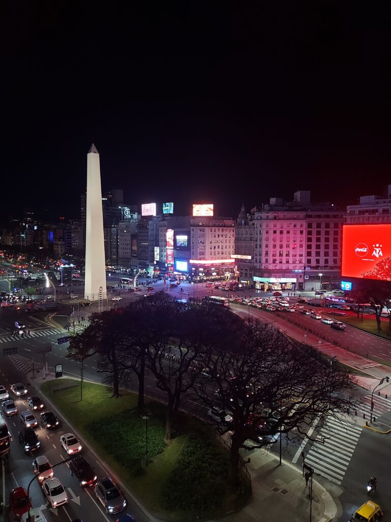 Vista noturna do Obelisco em Buenos Aires