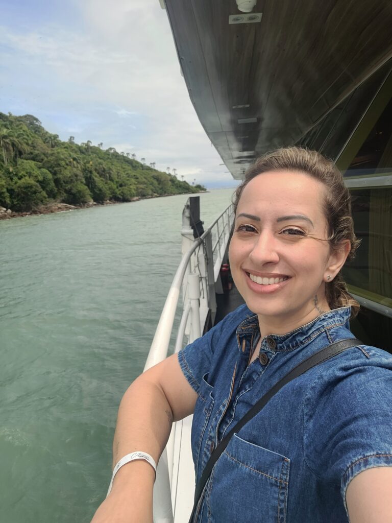 Mulher no catamarã de Florianópolis