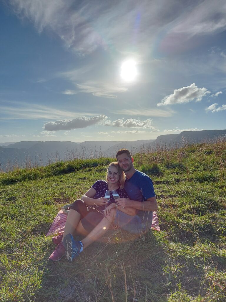 Casal brindando no Morro dos Cabritos
