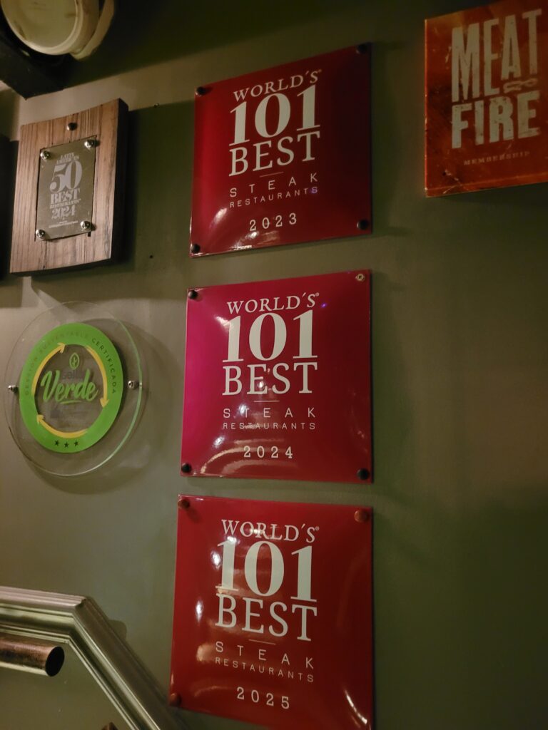 Parede exibe prêmios do Restaurante Don Julio de Buenos Aires