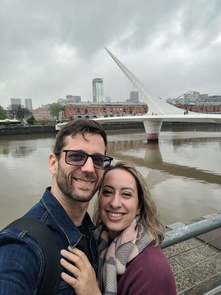 Casal na Puente de La Mujer em Buenos Aires