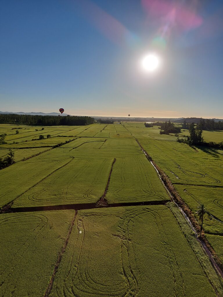 Vista de uma plantação em voo de balão em Praia Grand