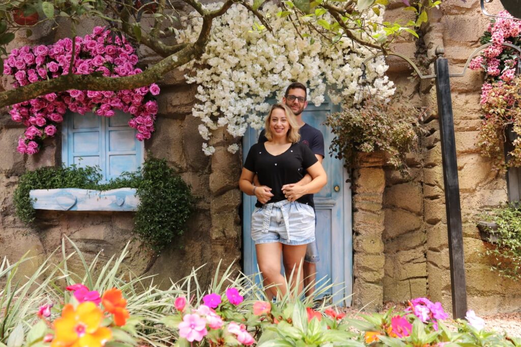 Casal no Jardim do Amor Gramado