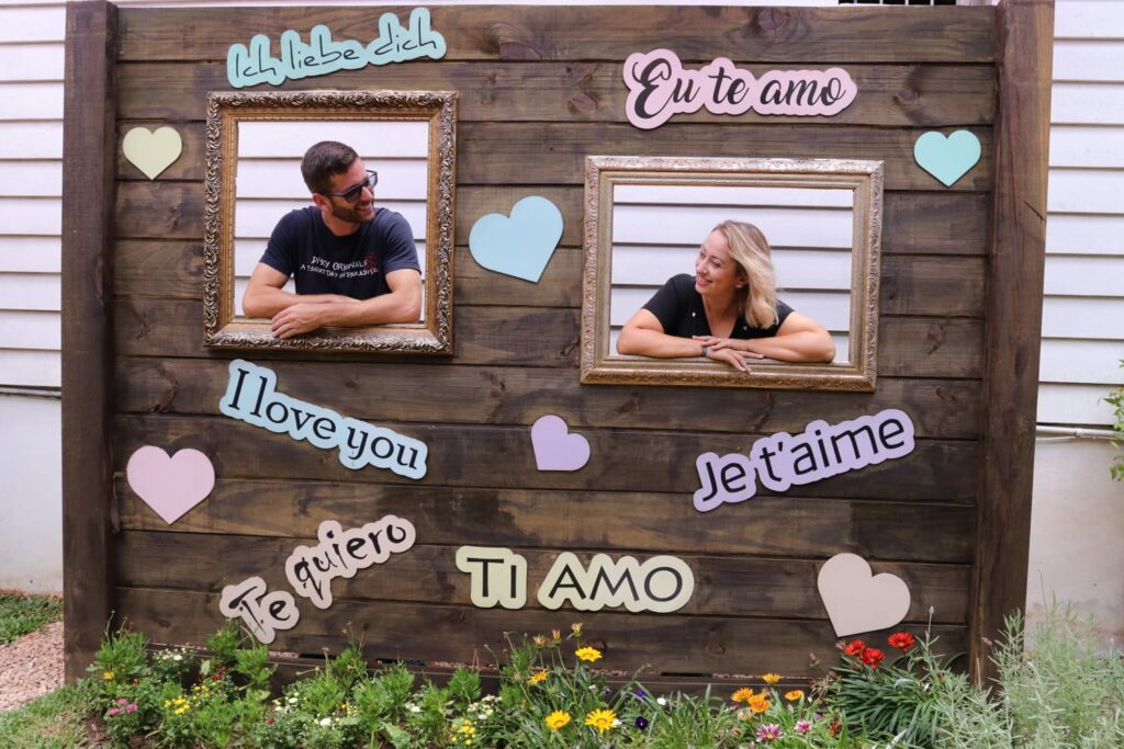 Casal nas janelas Jardim do Amor Gramado