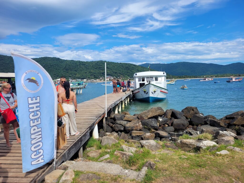 Barco para Ilha do Campeche na Praia da Armação