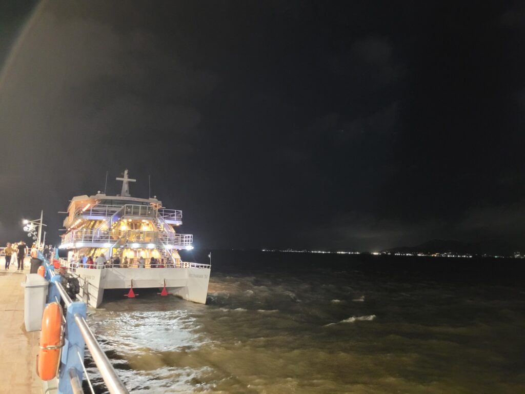 Catamarã na Avenida Beira Mar Norte