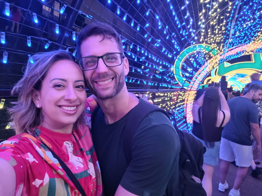 Casal no Túnel dos Desejos Parque Disney Curitiba