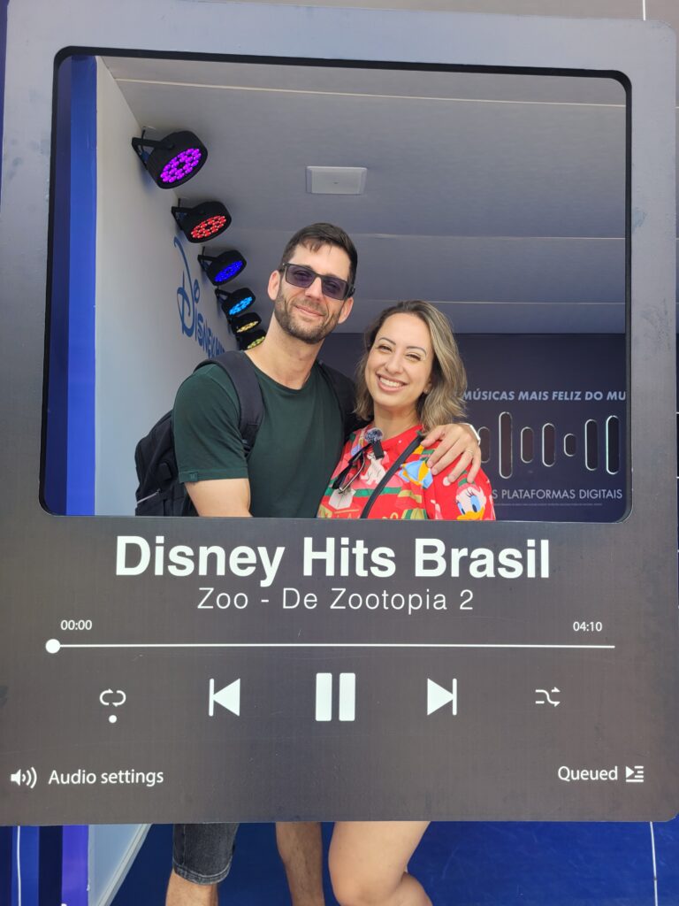 Casal na moldura Disney Hits Brasil