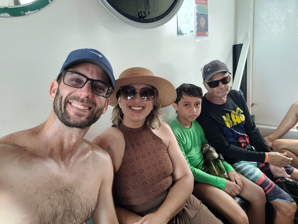 Família no barco para Ilha do Campeche