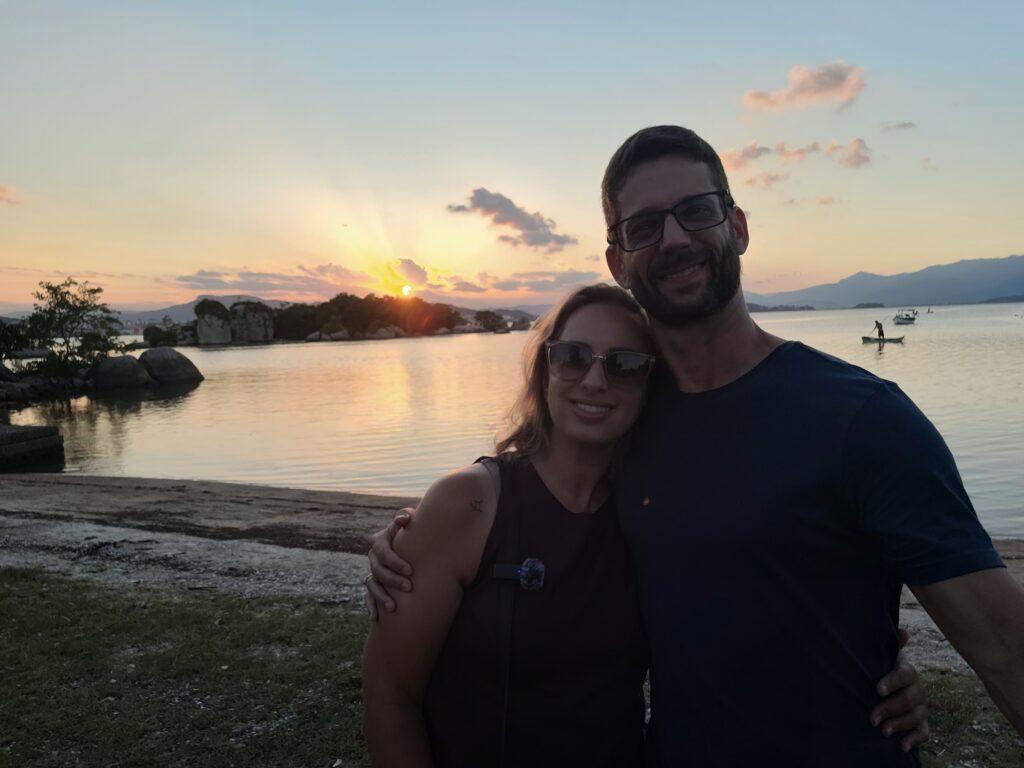 Casal na Praia do Abraão Florianópolis