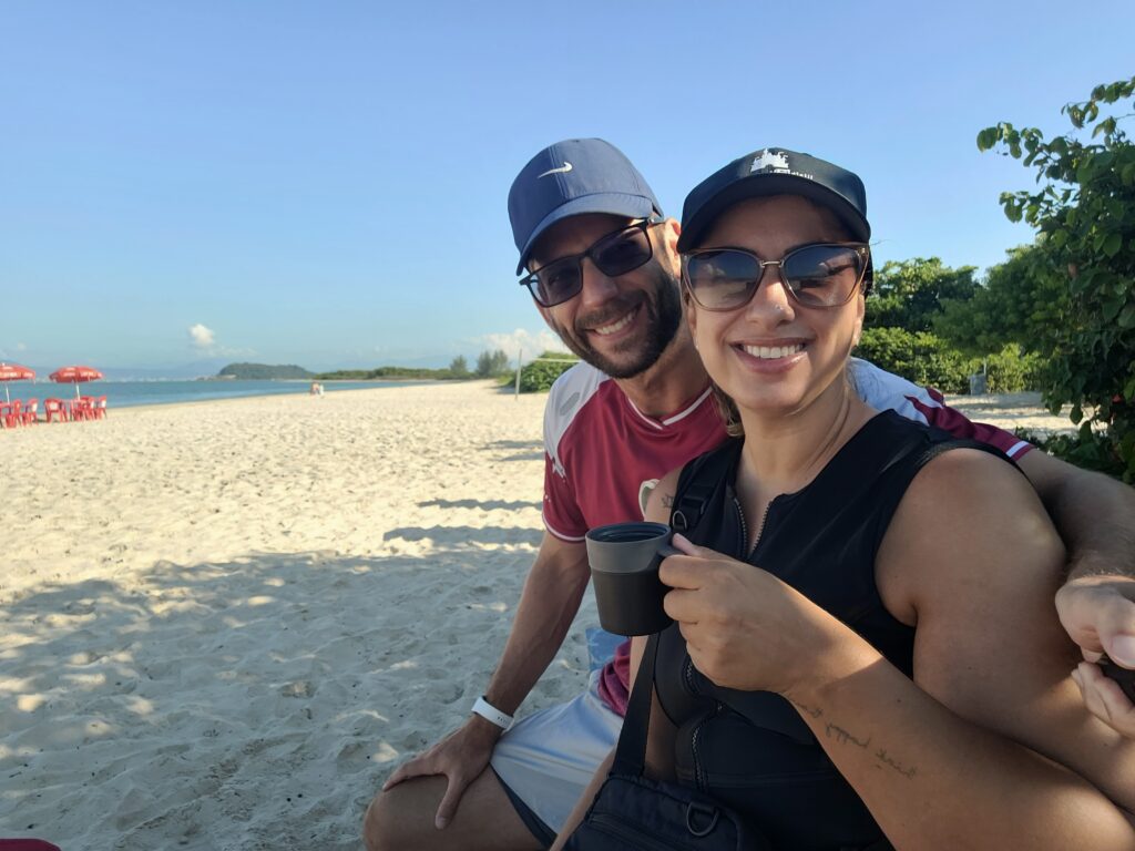 Casal tomando café na Praia da Daniela