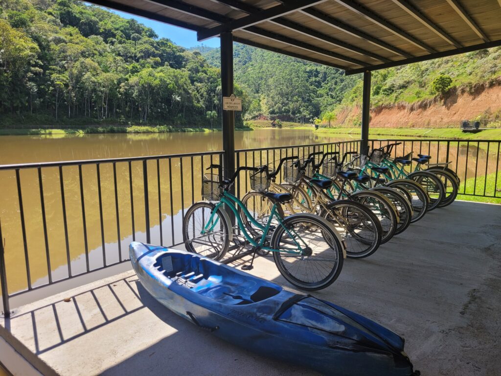 Lago e bicicletas Nova Itália Park Hotel