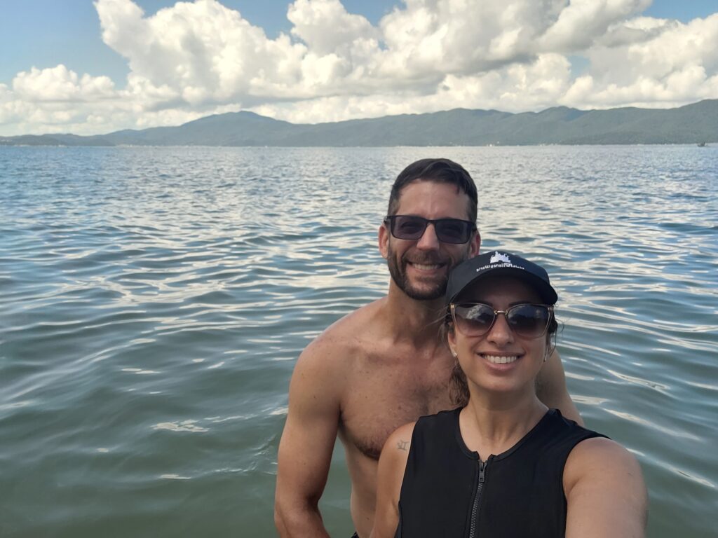 Casal no mar na Praia da Daniela