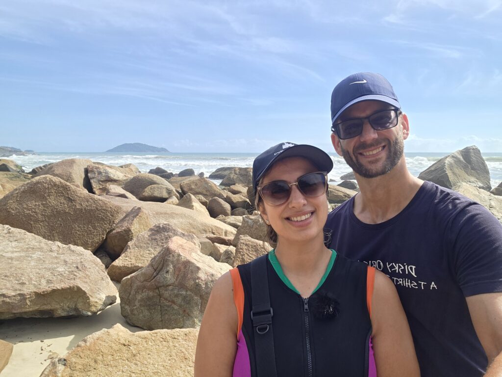 Casal na Praia do Saquinho