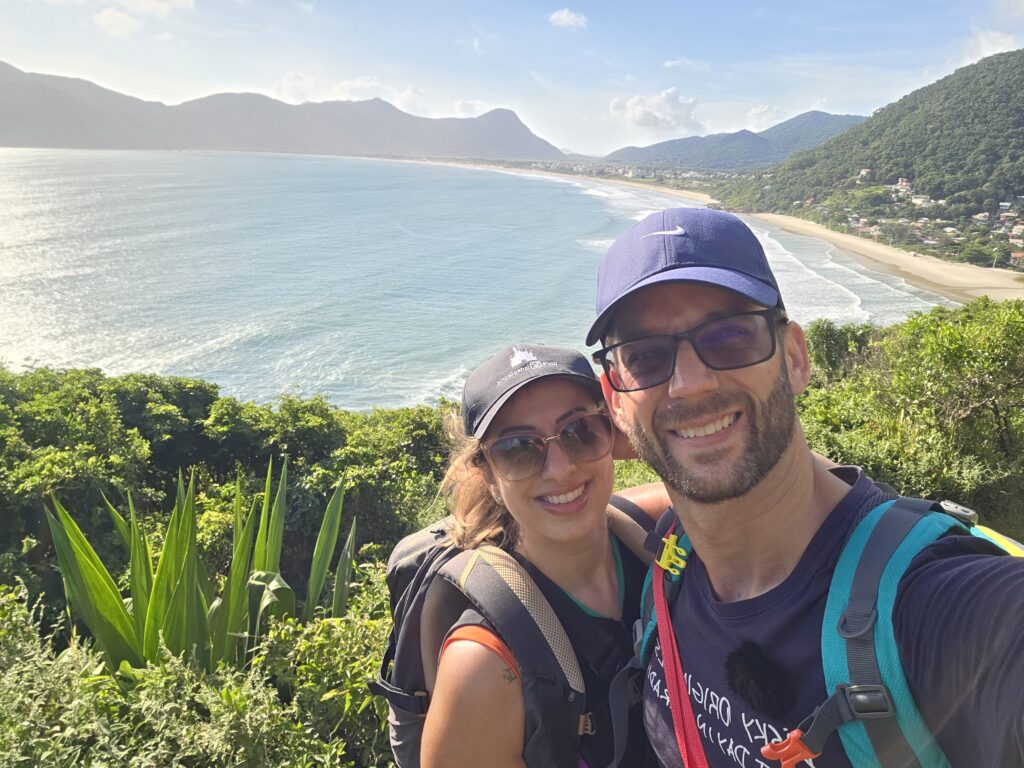 Casal na Trilha para Praia do Saquinho
