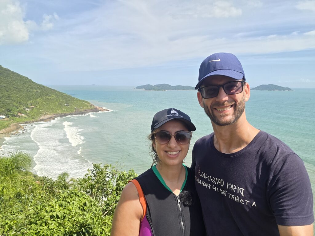 Casal na Trilha para Praia do Saquinho
