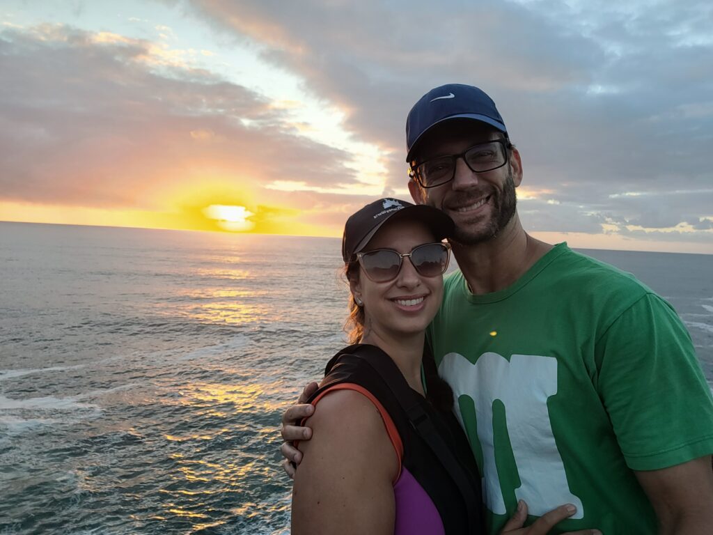 Casal no Nascer do sol na Praia da Armação