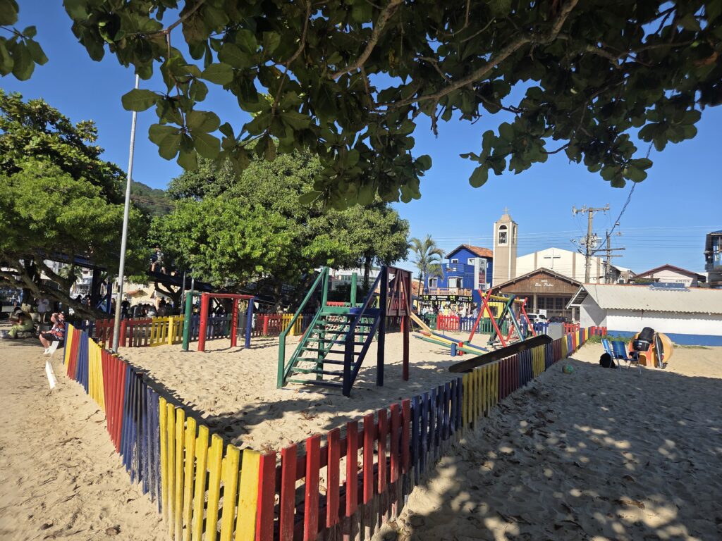 Parquinho infantil na Barra da Lagoa