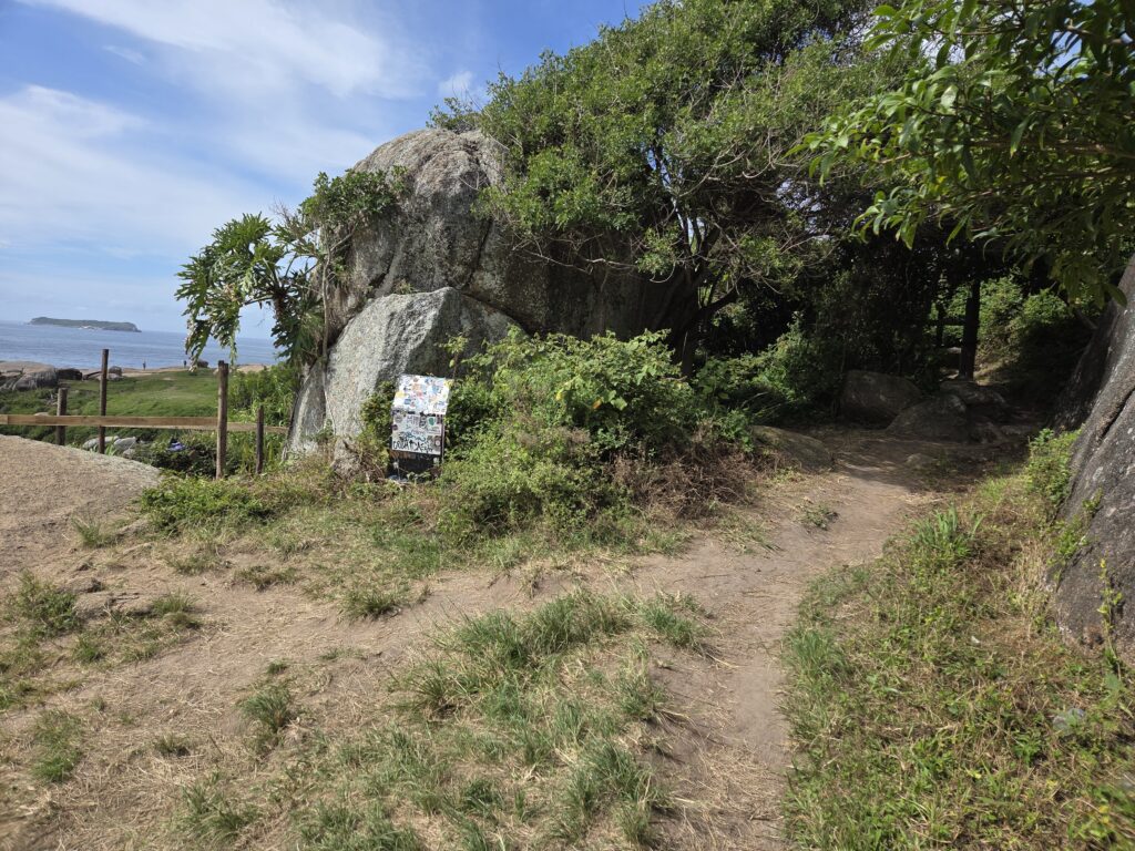 Trilha para Praia do Gravatá